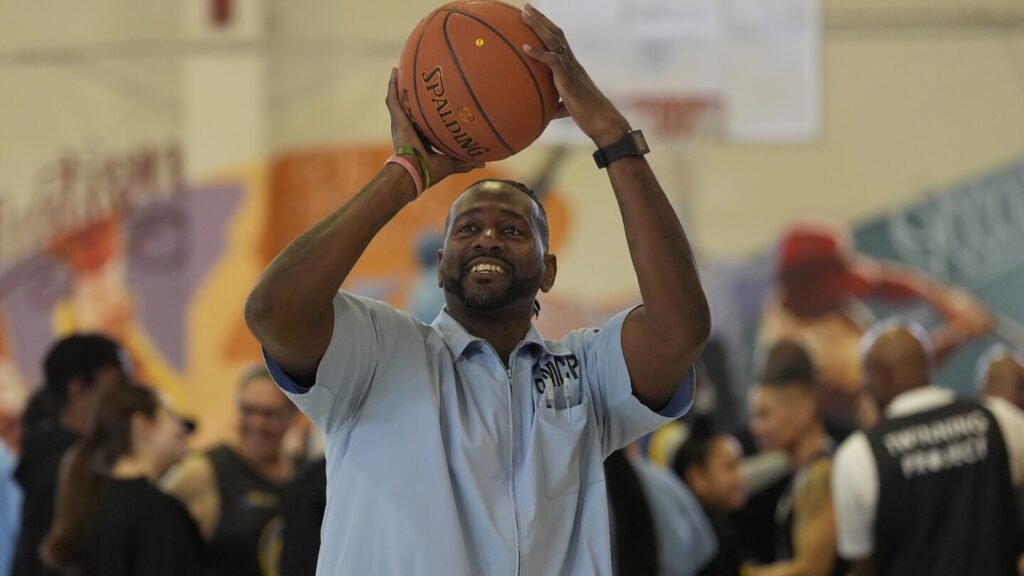 Golden State Warriors help transform lives of incarcerated men with coaching program