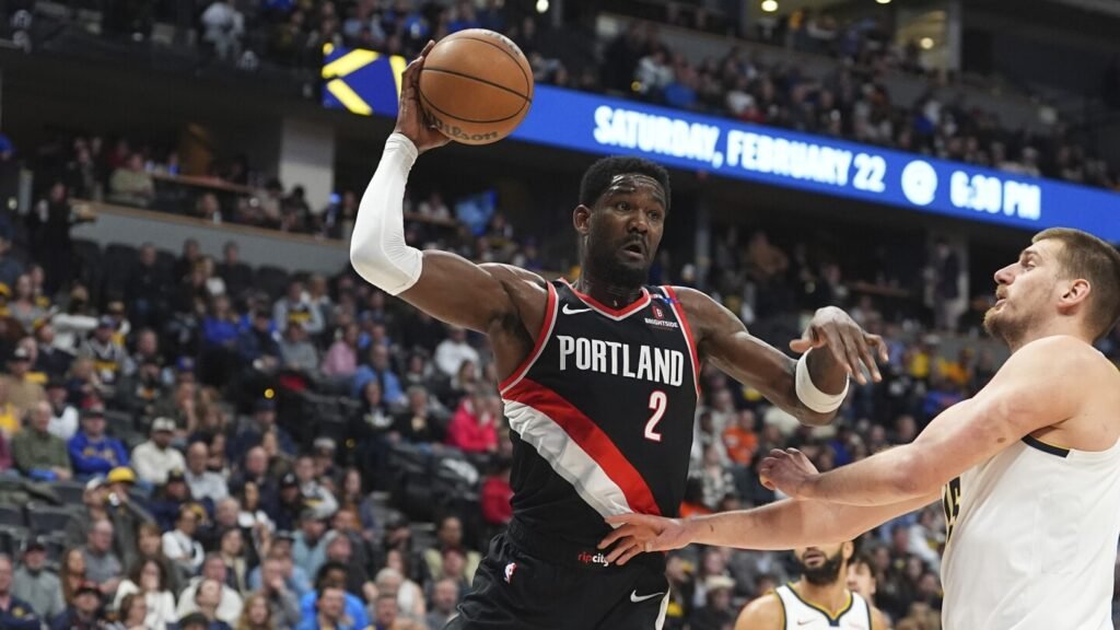 Deandre Ayton to sign with Lakers, AP sources say