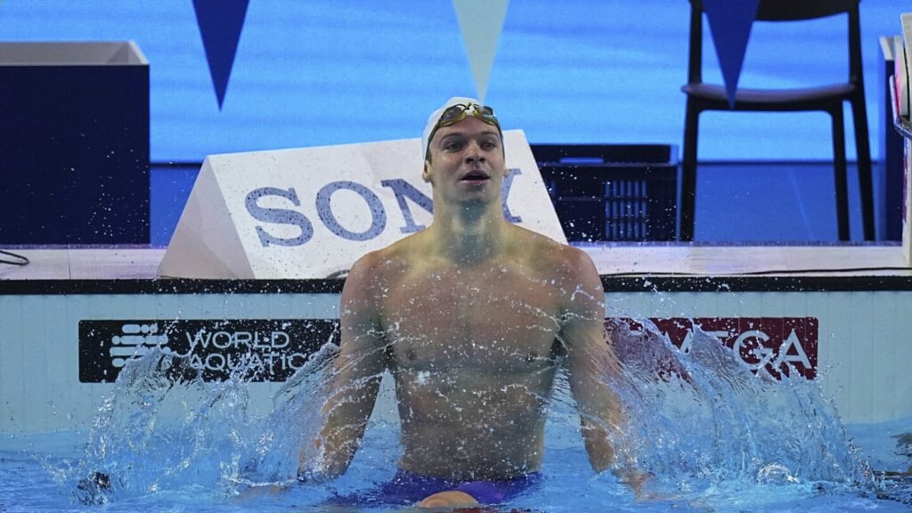 Léon Marchand breaks 200 IM world record in Singapore