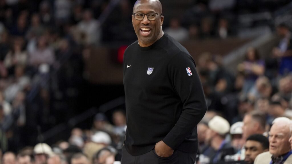 Knicks working on deal to make Mike Brown coach, AP source says