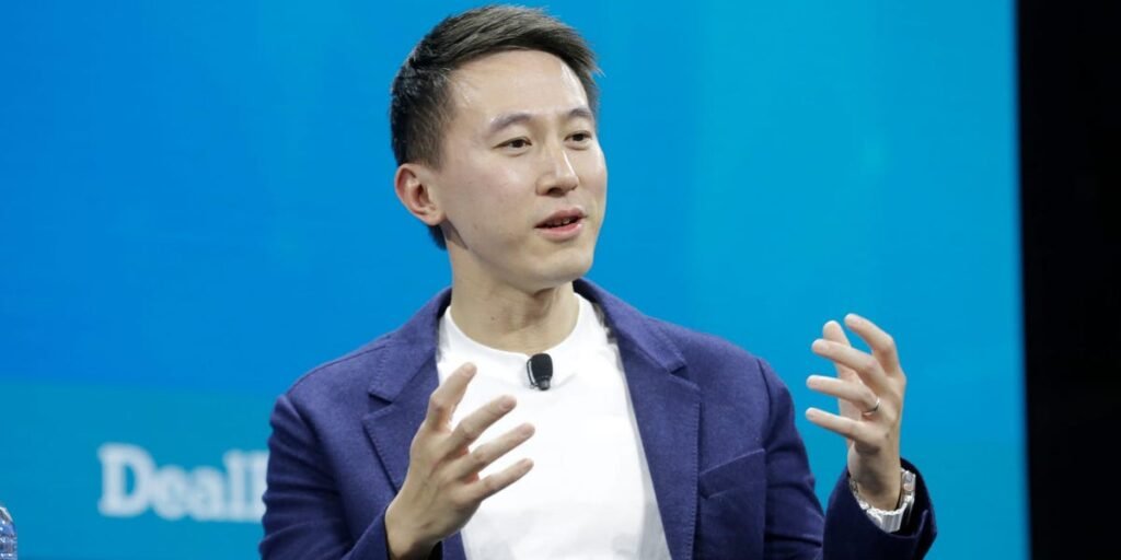 Trump Signs Order Approving TikTok Deal; Oracle to Audit Algorithm