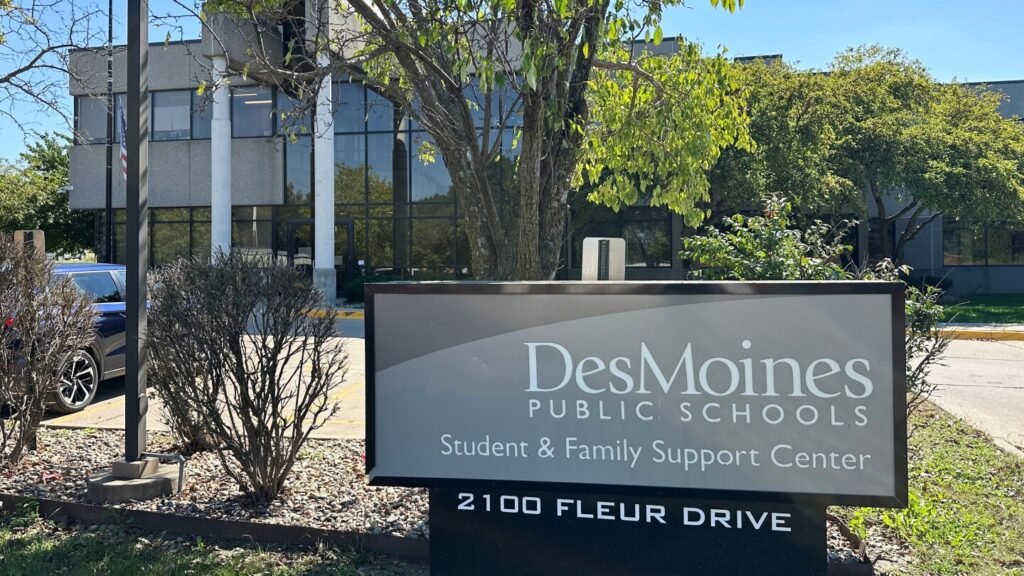 Federal immigration agents detain Des Moines schools chief Ian Roberts