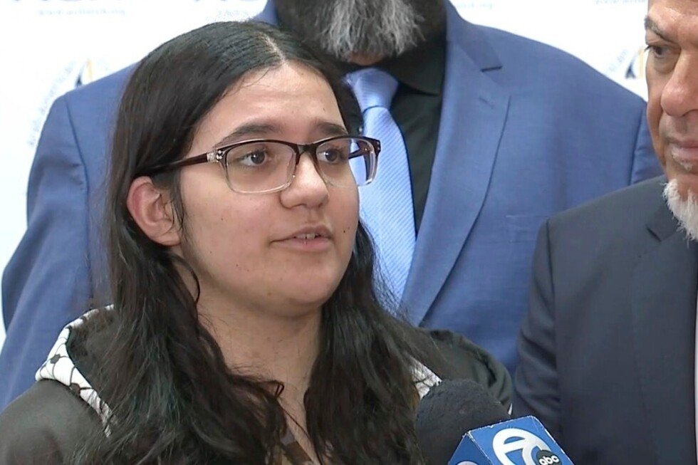 Suburban Detroit school settles lawsuit over Pledge of Allegiance