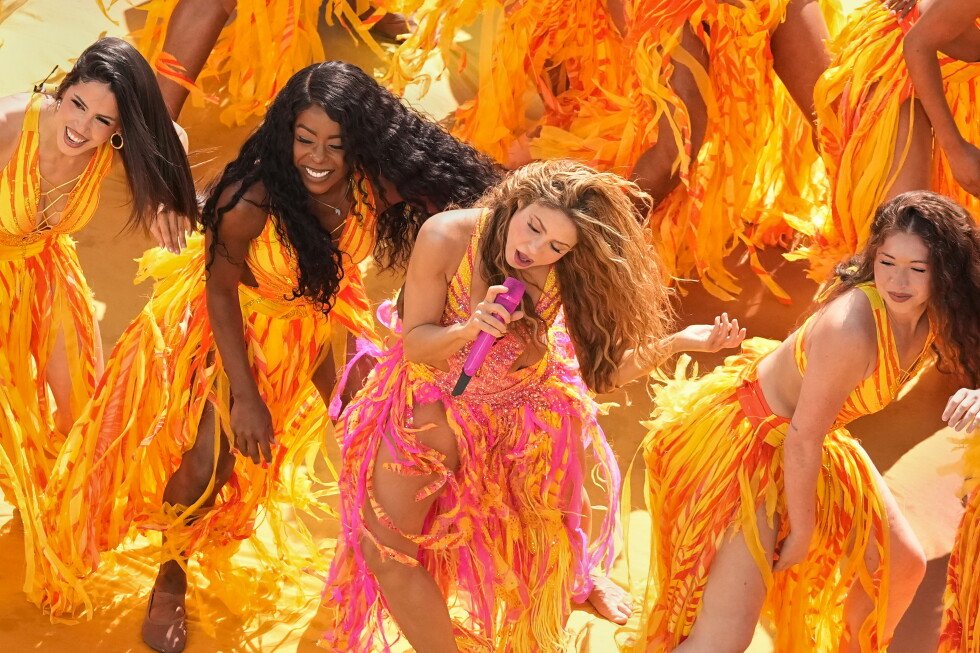 Shakira makes surprise visit in earthquake-damaged Colombia